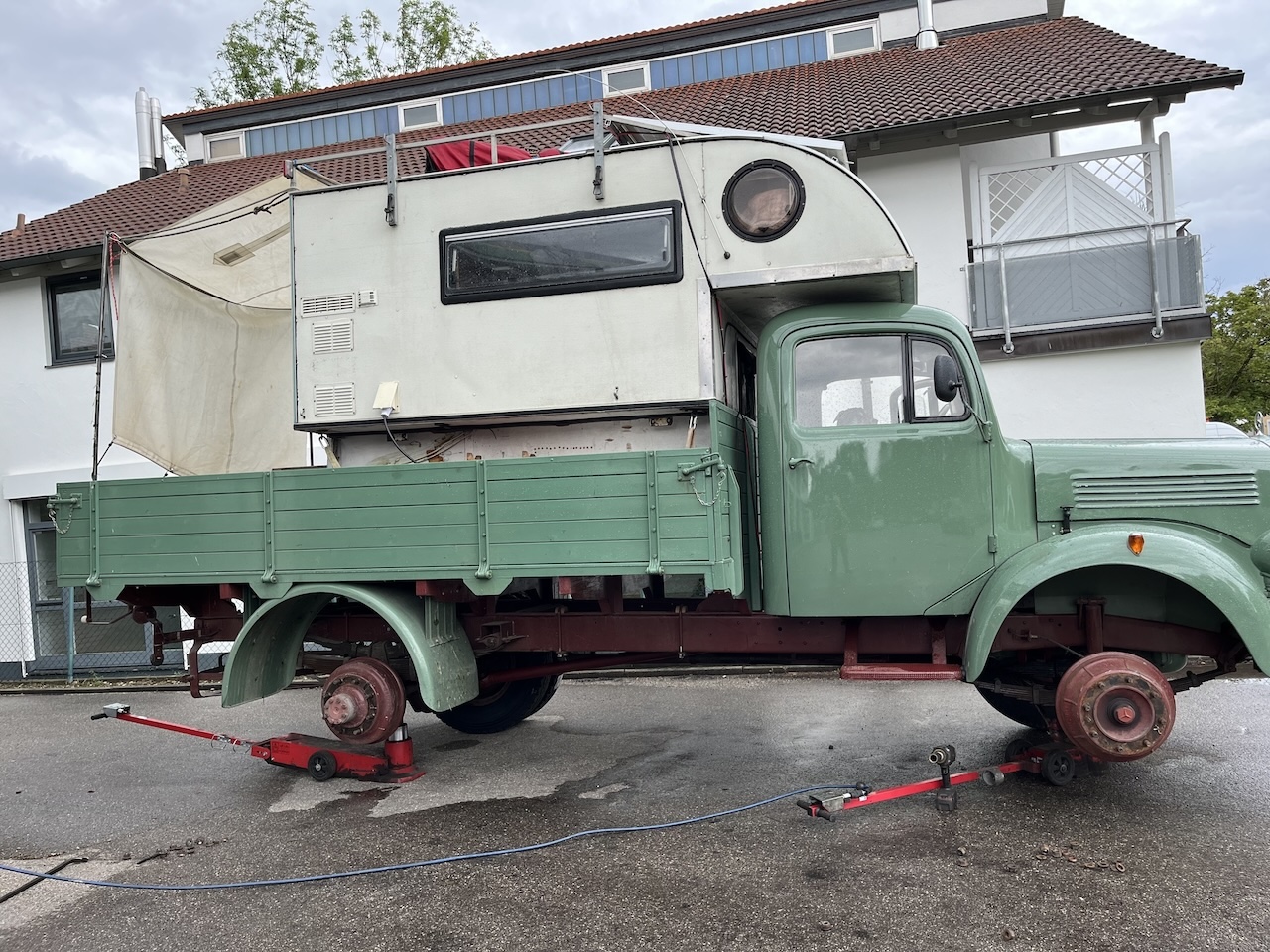 Kurz vor der Abfahrt noch neue Reifen